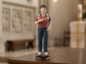 Chomik - Božićna figura – sv. Carlo Acutis, 21 cm - RAI6540